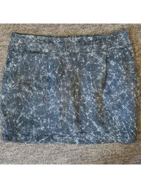 Ladies skirt 2b bebe $5 if buying 2 or more items